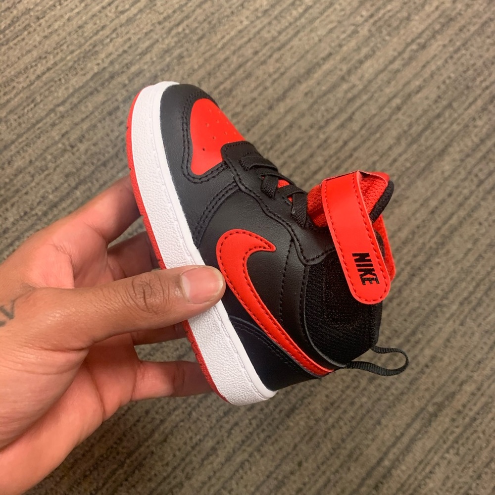 NIKE COURT BOROUGH 2 HIGH-BLACK/RED